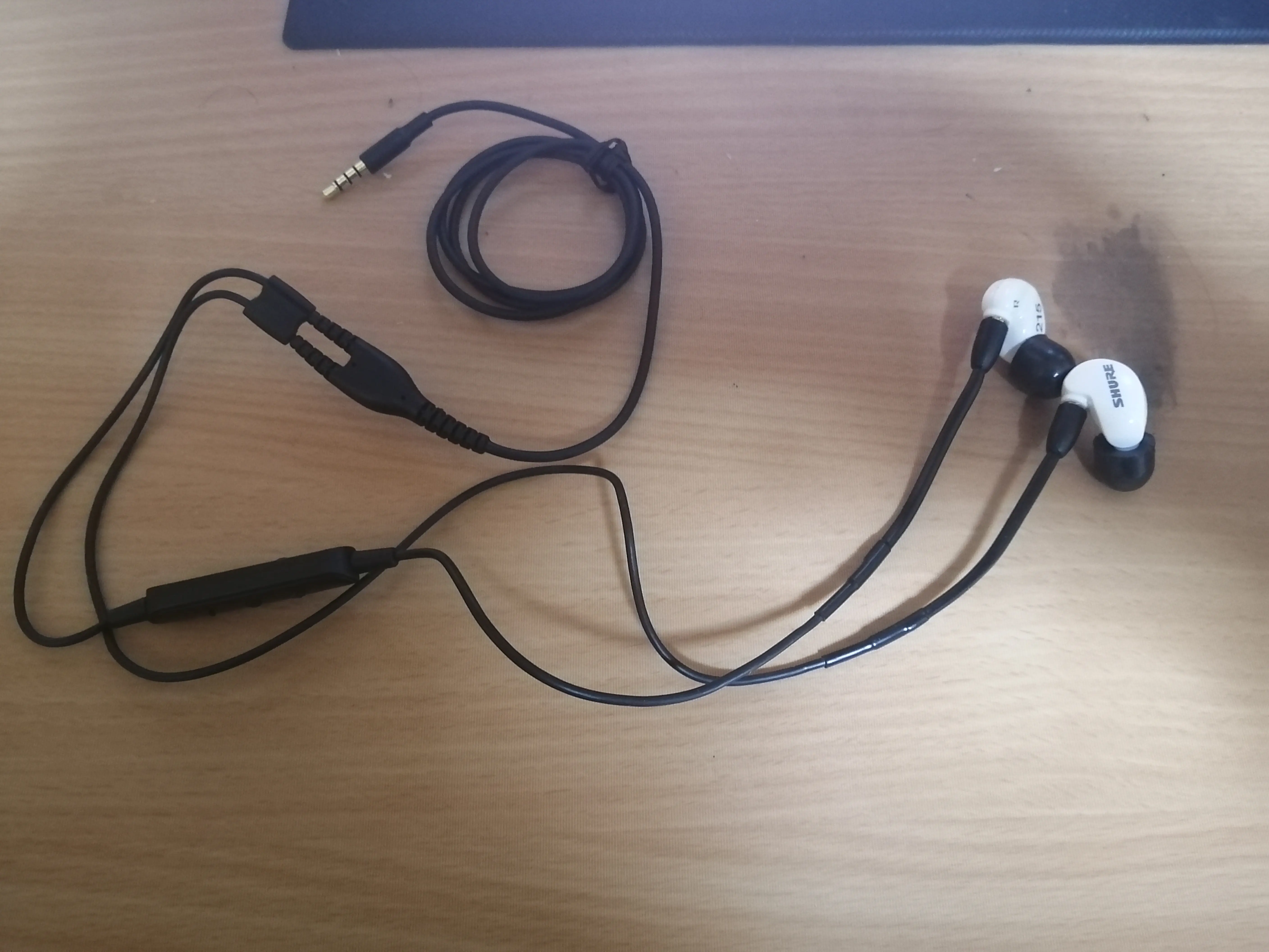 「SHURE AONIC 215」の外観